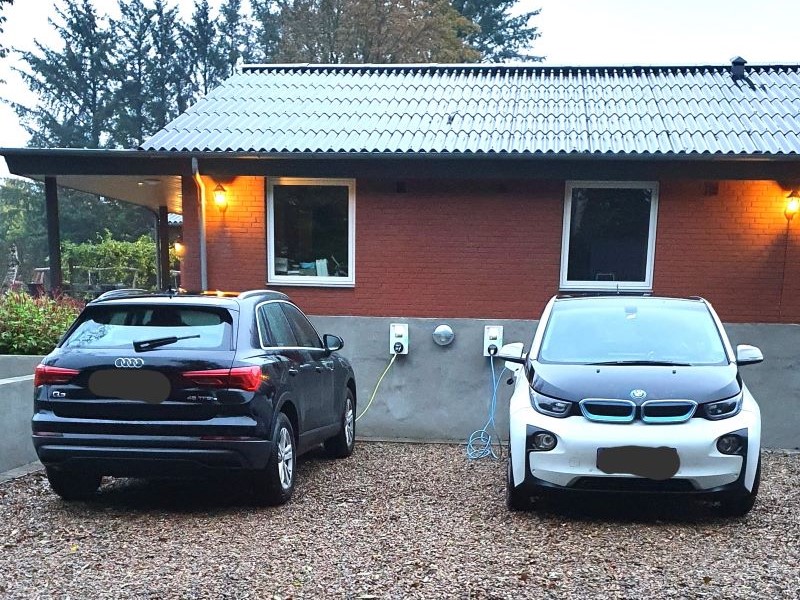 To biler lader op ved ladestandere med Monta løsning 
