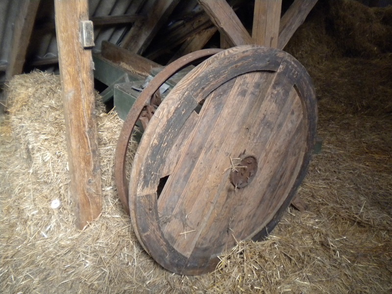 Den gamle hakkelsesmaskine står på høloftet i rester af gammelt halm