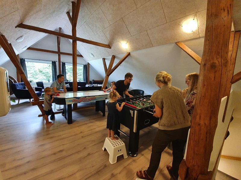 Store som små i familien hygger sig med airhockey og bordfodbold ved familietræf